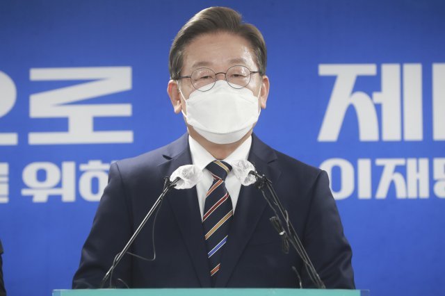 이재명 더불어민주당 대선후보가 8일 오전 서울 여의도 당사에서 ‘위기극복, 국민통합 특별 기자회견’을 하고 있다. (공동취재사진) 2022.03.08. 서울=뉴시스