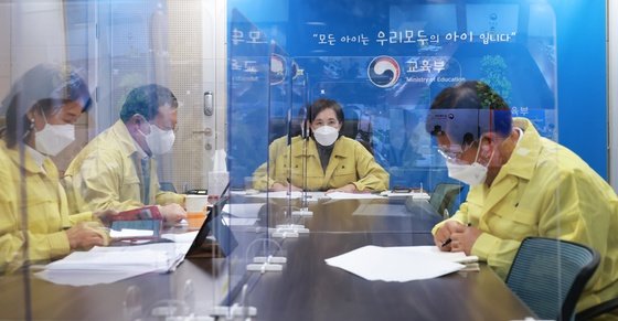 유은혜 사회부총리 겸 교육부 장관이 재택치료 중인 코로나19 소아·청소년 환자의 의료지원 방안을 논의하기 위해 7일 오후 서울 영등포구 한국교육시설안전원에서 정은경 질병관리청장 등과 영상회의를 하고 있다. (교육부 제공) 2022.3.7/뉴스1