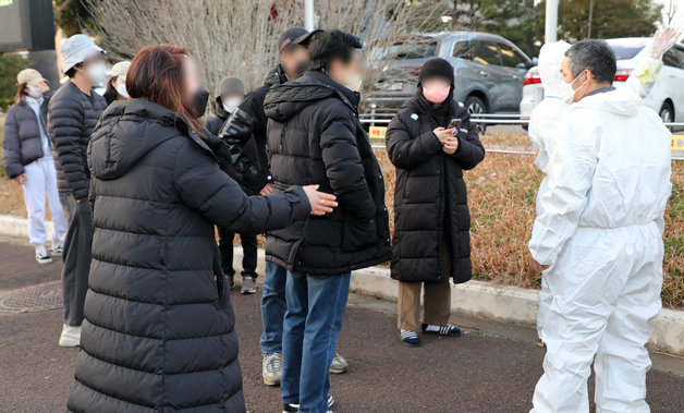 제20대 대통령 선거 사전투표 둘째 날인 5일 오후 제주시 연동 사전투표소인 제주도의회 의원회관 앞 도로변에서 사전투표를 하려는 신종 코로나 바이러스 감염증(코로나19) 확진·격리자들이 100m 넘게 줄을 서며 대기하던 중 선관위 측의 제재에 항의하고 있다.2022.3.5/뉴스1 © News1