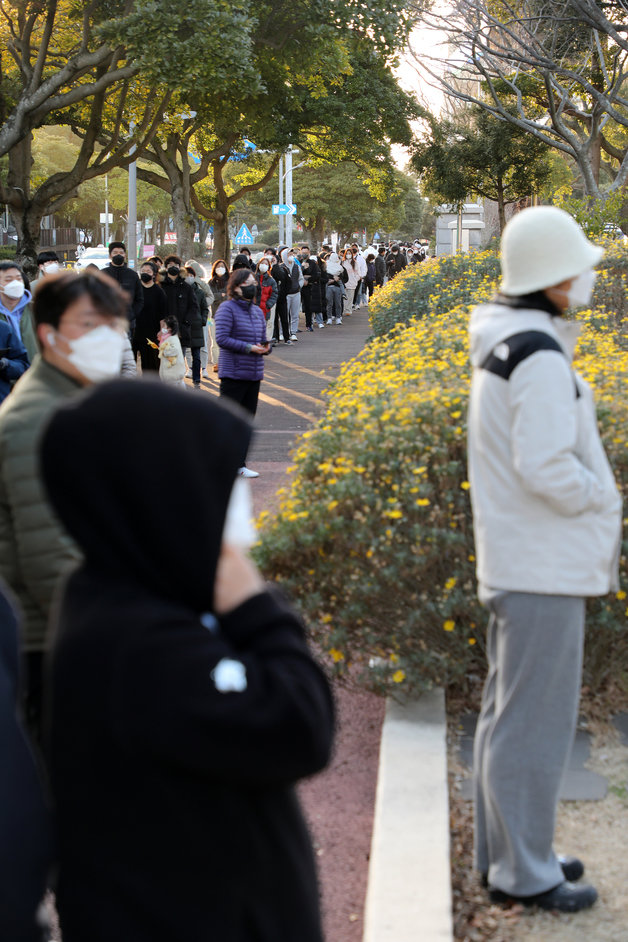 제20대 대통령 선거 사전투표 둘째 날인 5일 오후 제주시 연동 사전투표소인 제주도의회 의원회관 앞 도로변에서 사전투표를 하려는 신종 코로나 바이러스 감염증(코로나19) 확진·격리자들이 100m 넘게 줄을 서며 대기하고 있다.2022.3.5/뉴스1 © News1