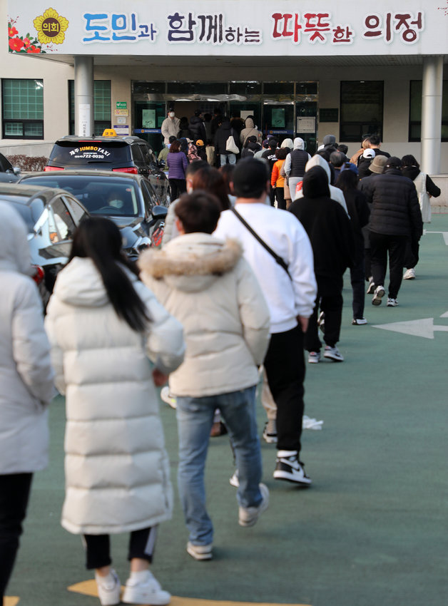 제20대 대통령 선거 사전투표 둘째 날인 5일 오후 제주시 연동 사전투표소인 제주도의회 의원회관에서 신종 코로나 바이러스 감염증(코로나19) 확진·격리자들이 긴 대기 끝에 야외 임시 기표소가 아닌 실내 일반 기표소로 향하고 있다.2022.3.5/뉴스1 © News1