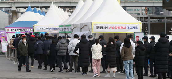 8일 오전 서울 중구 서울역광장에 마련된 선별진료소를 찾은 시민들이 신종 코로나 바이러스 감염증(코로나19) 검사를 받기 위해 줄을 서 있다. 2022.3.8/뉴스1 © News1