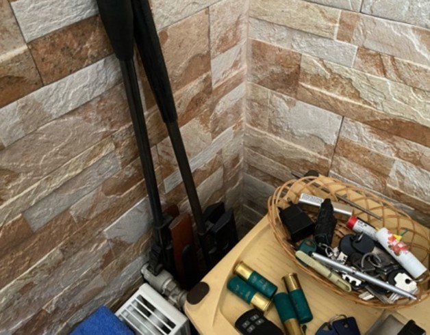 5일(현지시간) 박희관씨가 머물고 있는 지하 벙커 입구에 무장 해제한 총이 놓여 있다. (독자 제공)© 뉴스1