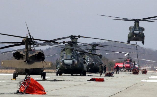 산불 진화에 투입된 육군항공사령부 CH-47 ‘시누크’ 헬기가 7일 경북 울진비행장에서 ‘밤비바켓(물주머니)’을 달고 이륙하고 있다. 국방일보 제공