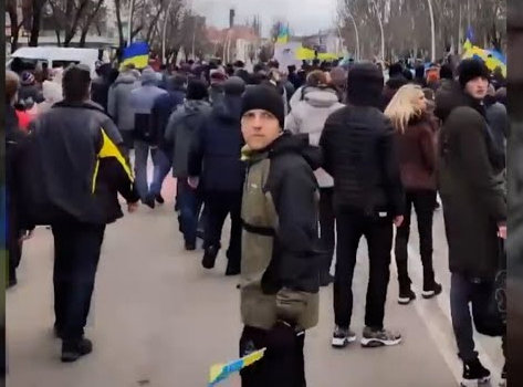 우크라이나 시민들이 길목을 막고 러시아군을 저지하기 위해 앞으로 나아가고 있다.  Radio Free Europe/Radio Liberty 유튜브 썸네일 캡처