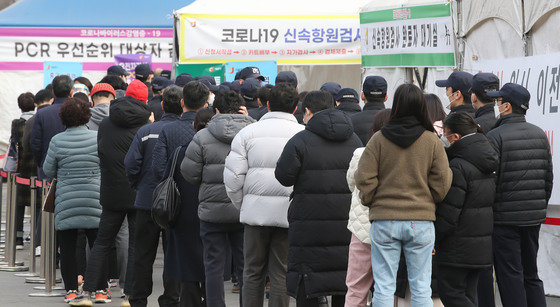 8일 오전 서울 중구 서울역광장에 마련된 선별진료소를 찾은 시민들이 신종 코로나 바이러스 감염증(코로나19) 검사를 받기 위해 줄을 서 있다. 중앙방역대책본부는 이날 0시 기준 신규 코로나19 확진자는 20만2721명 발생했다고 밝혔다. 위중증 환자는 1007명으로 1000명선을 넘었다. 전날 955명보다 52명이 늘었다. 지난 1월3일 1015명 이후 64일만에 네자리대로 복귀했다. 2022.3.8/뉴스1