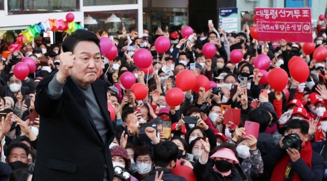 윤석열 국민의힘 대선후보가 제20대 대통령 선거를 하루 앞둔 8일 오후 대전 유성구 노은역 앞에서 열린 ‘상식이 승리합니다‘ 유세에서 지지를 호소하고 있다. 사진공동취재단