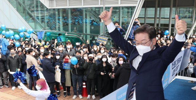 이재명 더불어민주당 대선 후보가 8일 경기도 파주시 야당역 1번 출구 앞에서 ‘한반도 평화경제수도 파주, 명품자족도시로 도약!’ 유세를 갖고 지지를 호소하고 있다. 사진공동취재단