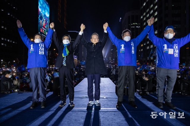 이재명 더불어민주당 대선후보가 8일 오후 서울 청계광장 마지막 집중유세에서 이낙연 전 총리 등과 함께 손을 들어 인사하고 있다. 왼쪽부터 정세균 전 총리, 김동연 새로운물결 전 대선후보, 이재명 후보, 이낙연 전 총리, 송영길 당대표. 사진공동취재단