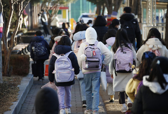 전국 초·중·고교 개학일인 2일 오전 서울 한 초등학교에서 학생들이 등교를 하고 있다. 2022.3.2/뉴스1 © News1