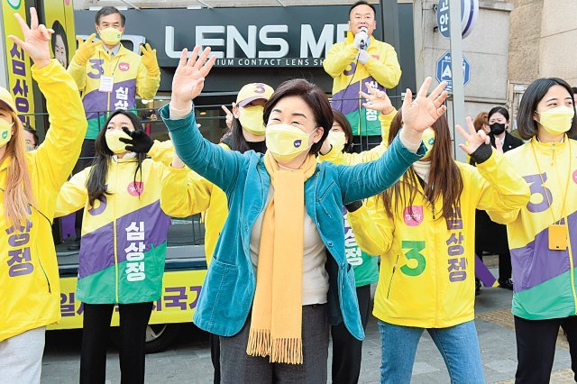 정의당 심상정 대선 후보가 8일 서울 성북구 안암역 인근에서 유세 중 두 손을 들고 지지를 호소하고 있다. 사진공동취재단