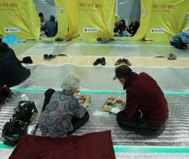 6일 경북 울진군 울진국민체육센터에 마련된 대피소에서 이재민들이 저녁 식사를 하고 있다. 8일 현재 이곳에서는 이재민 160여 명이 실내에 텐트를 쳐둔 채 생활하고 있다. 울진=뉴시스