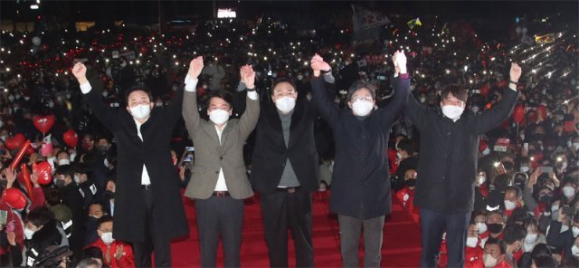 국민의힘 윤석열 대선 후보(가운데)가 서울광장에서 열린 마지막 유세에서 손을 맞잡고 지지를 호소하고 있다. 왼쪽부터 국민의힘 원희룡 중앙선거대책본부 정책본부장, 국민의당 안철수 대표, 윤 후보, 유승민 전 의원, 국민의힘 이준석 대표. 사진공동취재단