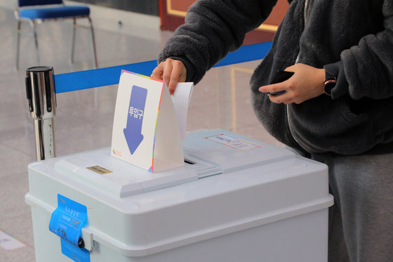 제20대 대통령선거일인 9일 오전 광주 북구 용봉동 제4투표소인 전남대학교 컨벤션홀에서 시민들이 투표하고 있다. 2022.3.9/뉴스1 © News1