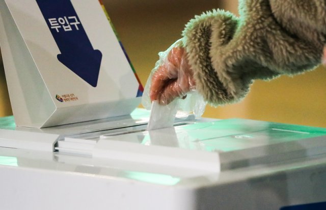 제20대 대통령 선거 투표일인 9일 서울 홍제제3동 홍제배드민턴장에 마련된 투표소를 찾은 시민들이 투표를 하고 있다. 2022.3.9/뉴스1