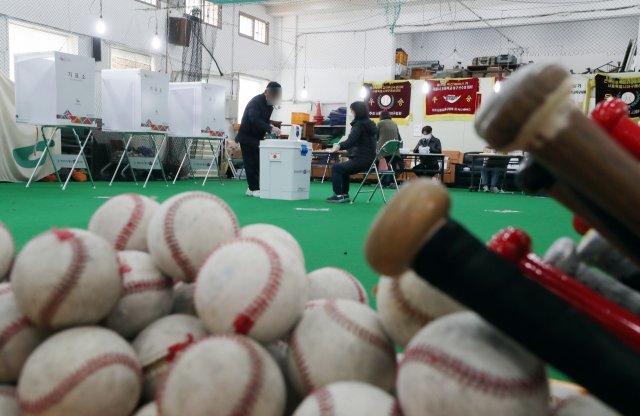9일 서울 중구 청구동 제1투표소(청구초 야구부 실내훈련장)을 찾은 시민이 소중한 한 표를 행사하고 있다. 뉴시스