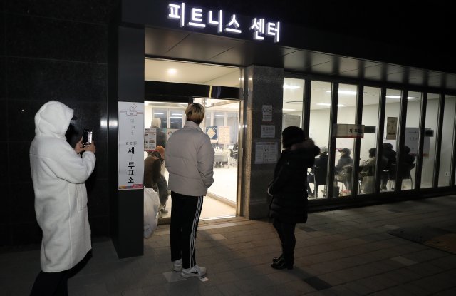 9일 오전 서울 송파구 거여동 위례포레샤인15단지아파트 피트니스센터에 마련된 위례동제7투표소에서 시민들이 투표를 하기 위해 기다리고 있다. 뉴스1
