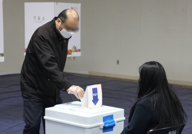 9일 오전 7시 부산 부산진구 부산진구청에 마련된 부암1동 제4투표소에 한 유권자가 투표함에 투표지를 넣고 있다.2022.3.9/© 뉴스1