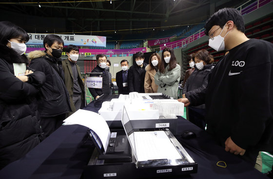 인천시 선거관리위원회 선거사무원이 8일 오후 인천시 부평구 삼산월드체육관에 마련된 제20대 대통령선거 개표소에서 투표지분류기를 점검하고 있다. 2022.3.8/뉴스1