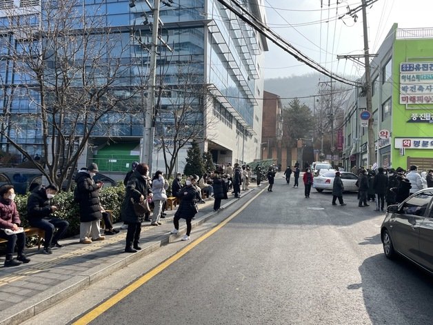 9일 서울 서대문구청 앞에서 시민들이 선별진료소와 투표소를 각각 가기 위해 줄을 지어 기다리고 있다. © 뉴스1