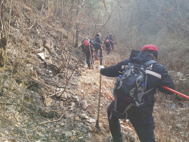 울진·삼척 산불 발생 엿새째인 9일 오전 삼척지역 산불진화대원이 원덕읍 일대 진화작업에 나서고 있다.(삼척시 제공) 2022.3.9/뉴스1