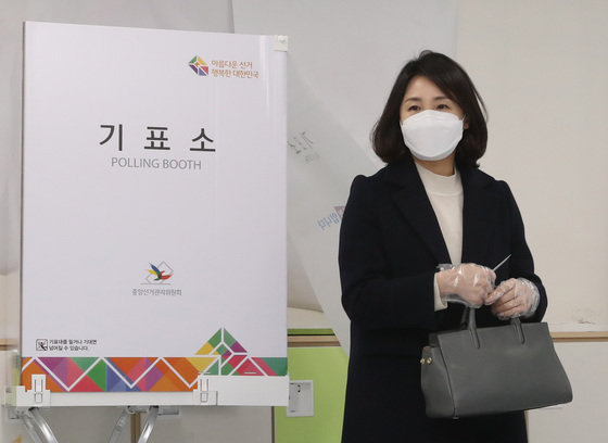 이재명 더불어민주당 대선 후보의 배우자인 김혜경씨가 9일 오후 경기 성남 분당구 초림초등학교에 마련된 수내1동 제2투표소에서 투표를 하고 있다. 2022.3.9/뉴스1 © News1