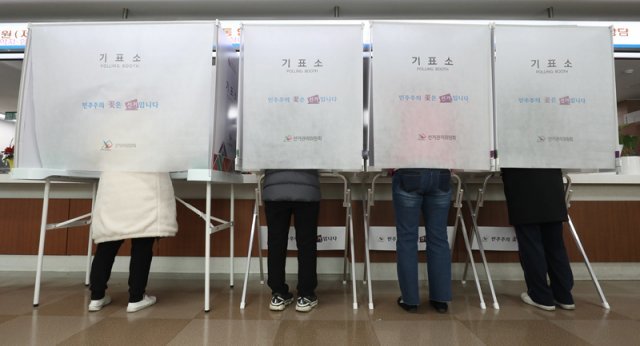 제20대 대통령선거일인 9일 오후 대구 남구청 민원실에 마련된 봉덕1동 제3투표소에서 유권자들이 기표하고 있다. 2022.3.9/뉴스1
