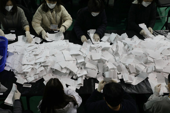 제20대 대통령선거일인 9일 오후 모든 투표가 끝난 뒤 대구 북구 산격동 대구체육관에 마련된 북구선관위 개표소에서 개표사무원들이 개표하고 있다. 2022.3.9/뉴스1 © News1