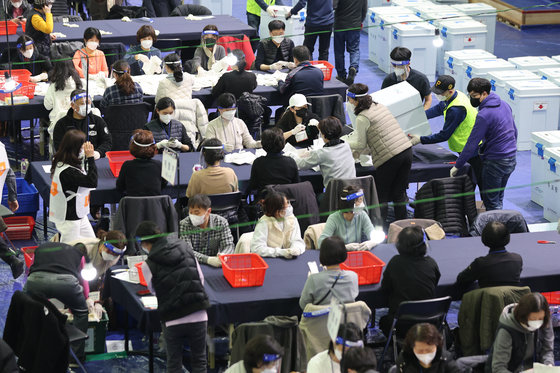 제20대 대통령 선거 투표가 끝난 9일 오후 개표소인 서울 영등포 다목적 배드민턴체육관에서 개표원들이 투표함을 개봉하고 있다. 2022.3.9/뉴스1 © News1