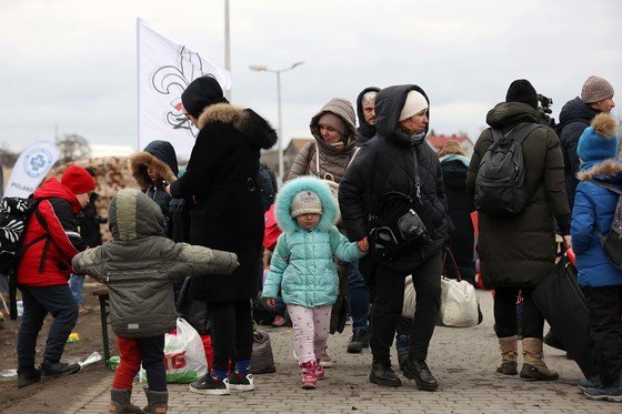 8일(현지시간) 우크라이나 접경 지역인 폴란드 메디카 국경검문소 인근 쉼터에서 한 피란 아동이 가족과 함께 버스를 타기 위해 발걸음을 옮기고 있다. 이날 유엔난민기구는 조만간 우크라이나를 탈출하는 난민의 수가 200만명이 넘을 것이라고 밝혔다. 2022.3.9/뉴스1 © News1