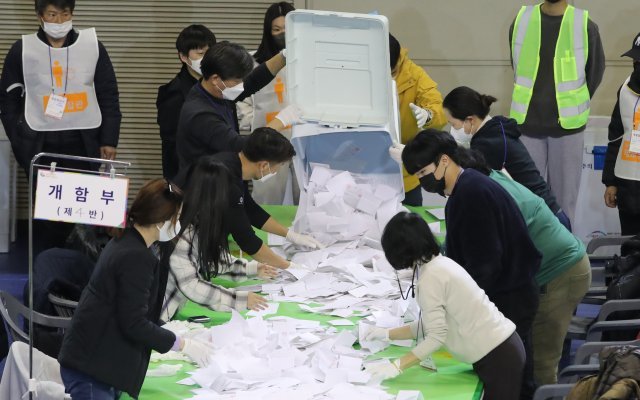 제20대 대통령 선거 투표가 끝난 9일 대전 서구 KT인재개발원에 마련된 개표소에서 개표사무원들이 투표용지를 분류하고 있다. 뉴스1