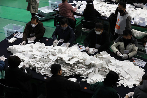 제20대 대통령 선거 투표가 끝난 9일 오후 개표소인 인천 남동체육관에서 개표원들이 투표지를 분류하고 있다. 2022.3.9/뉴스1 © News1