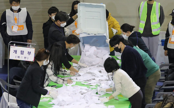 제20대 대통령 선거 투표가 끝난 9일 대전 서구 KT인재개발원에 마련된 개표소에서 개표사무원들이 투표용지를 분류하고 있다. 2022.3.9/뉴스1 © News1