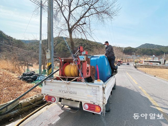 9일 오전 경북 울진군 울진읍 신림리 주민 최민주 씨가산불 진화를 지원하기 위해 자신의 화물차 물탱크에 물을채우고 있다. 울진=명민준 기자 mmj86@donga.com