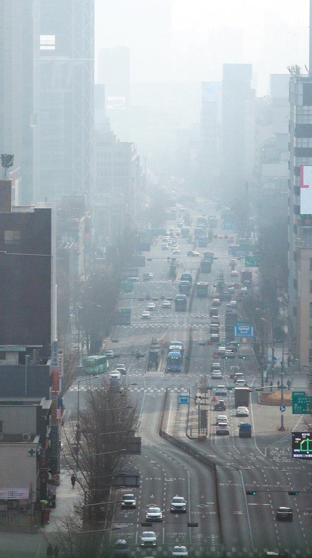 오늘 수도권 등 미세먼지 나쁨 20대 대선 투표가 진행된 9일 서울 종로구 도심 일대가 뿌옇게 보이고있다. 이날 전국의 미세먼지 농도는 ‘나쁨’ 수준이었다. 10일 미세먼지 농도는 수도권과 강원 영서, 충청, 호남, 대구·경북에서 ‘나쁨’, 그 밖의 지역에서 ‘보통’일 것으로 예상된다. 뉴시스