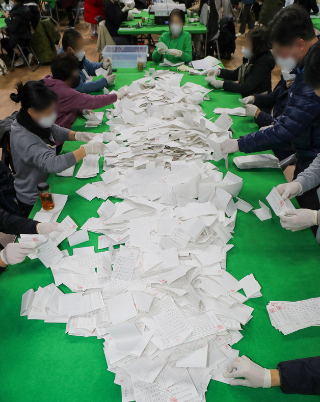 제20대 대통령 선거인 9일 부산 동래구 사직실내체육관에 마련된 개표소에서 개표사무원들이 투표용지를 정리하고 있다. 2022.3.9/뉴스1 © News1