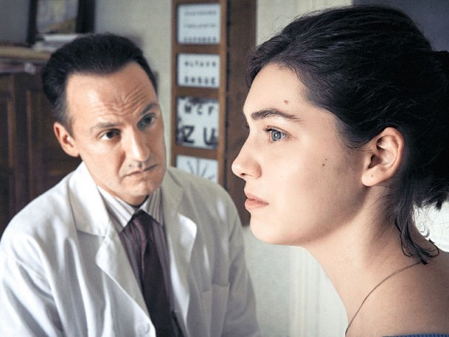 영화 ‘레벤느망’에서 ‘안’(오른쪽)이 스스로 낙태 시도를 했지만 태아가 온전하다는 사실을 알고 좌절한 모습. 영화특별시SMC 제공