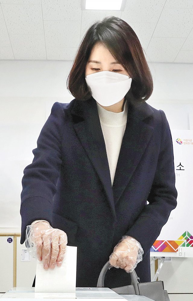 더불어민주당 이재명 대선 후보의 부인 김혜경 씨가 9일 오후 경기 성남시 분당구 자택 인근 투표소에서 투표하고 있다. 성남=뉴스1