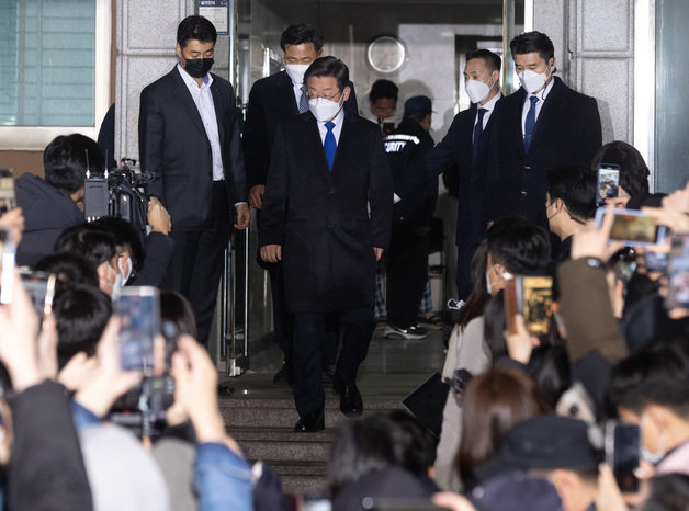 이재명 더불어민주당 대선 후보가 10일 새벽 국회 개표 상황실 방문을 위해 경기 성남 분당구 자택을 나서고 있다. 현재 윤석열 국민의힘 대선 후보의 당선이 유력시 된다. 2022.3.10/뉴스1 © News1