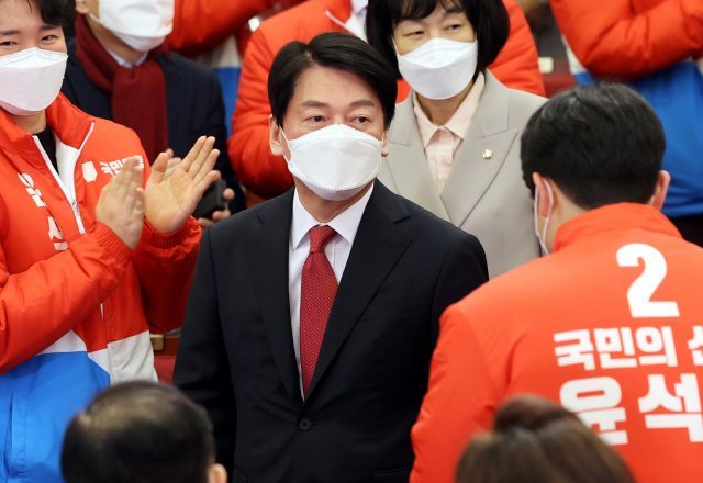 안철수 국민의당 대표가 10일 새벽 윤석열 국민의힘 후보의 제20대 대통령 선거에서 당선이 확실시된 후 국회 도서관에 마련된 개표 상황실을 찾아 국민의힘 의원들의 박수를 받으며 입장하고 있다. 사진공동취재단