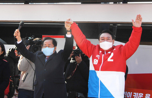 지난달 15일 오후 대구 동대구역 광장에서 열린 국민의힘 윤석열 대선 후보가 연설에 앞서 홍준표 의원과 유권자들에게 인사를 하고 있다.＜사진공동취재단/송은석＞