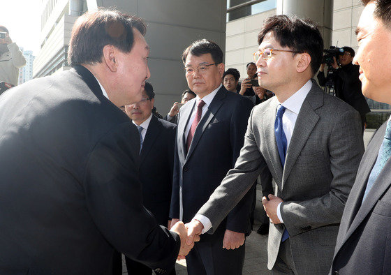 윤석열 대통령 당선인이 지난 2020년 부산검찰청을 방문 당시 한동훈 검사장을 만나 악수를 하고 있다. 2020.2.13/뉴스1