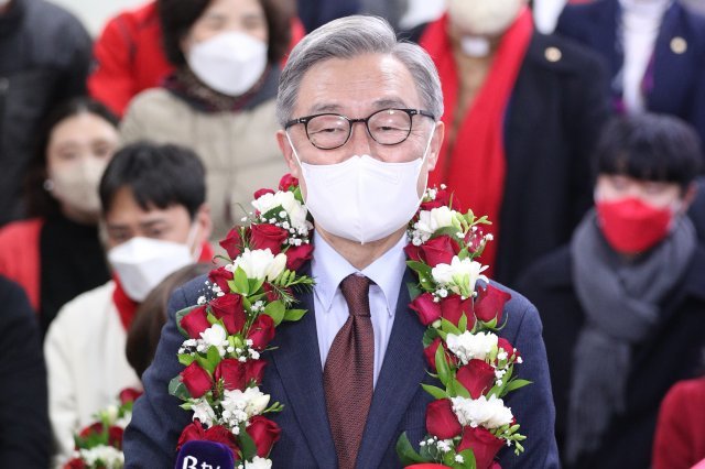 최재형 전 감사원장이 10일 새벽 서울 종로구에 마련된 선거캠프에서 재·보궐선거 종로구 당선이 확실해지자 소감을 밝히고 있다. 최 전 원장 당선으로 국민의힘은 10년 만에 종로를 차지하게 됐다. 2022.3.10/뉴스1 ⓒNews1