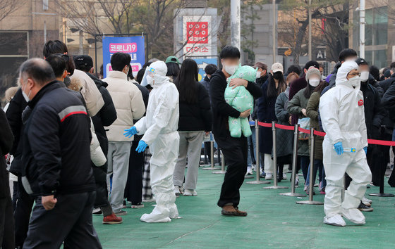 10일 오전 서울 송파구 송파보건소에 마련된 코로나19 선별진료소에서 시민들이 검사를 받기 위해 줄을 서서 기다리고 있다. 이날 신규 확진자는 32만7549명이 발생해 이틀 연속 30만명대를 기록했다. 2022.3.10/뉴스1