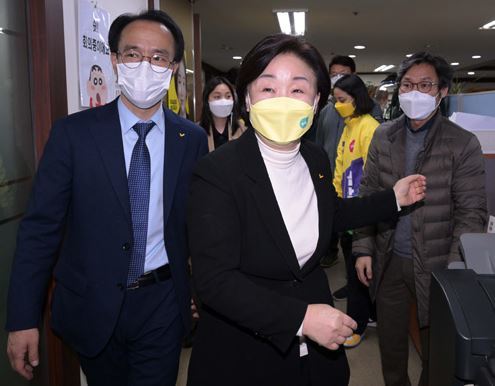 정의당 심상정 대선 후보가 10일 서울 영등포구 정의당 당사에 마련된 개표 상황실을 떠나고 있다. 사진공동취재단