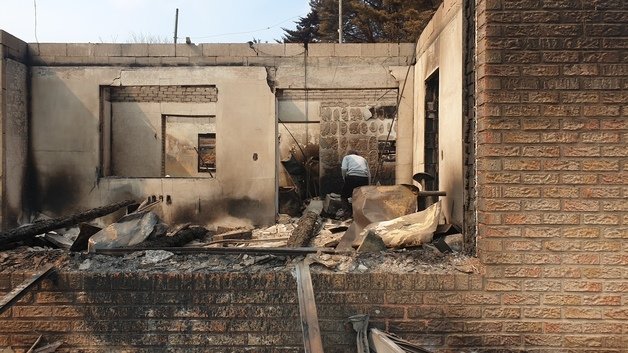 울진 죽변면 화성2리 이장 이진모씨가 불에 탄 집을 둘러보고 있다. 2022.3.10/뉴스1 © News1 박기호 기자