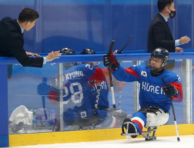 한국 장애인아이스하키 대표 장동신(오른쪽). 대한장애인체육회 제공