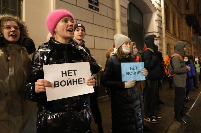 지난달 24일(현지시간) 러시아 모스크바에서 반전 시위대가 ‘전쟁 반대‘라고 쓰인 손팻말을 들고 있다. 이날 러시아 전역에서 러시아의 우크라이나 침공에 항의하는 시위가 벌어져 모스크바와 상트페테르부르크에서만 1천여 명이 체포됐다. 2022.02.25. [모스크바=AP/뉴시스]