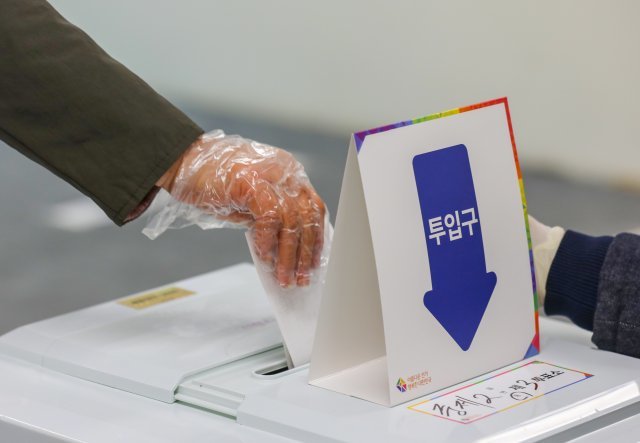 제20대 대통령 선거인 9일 한 유권자가 투표함에 기표 용지를 넣고 있다. 기사와 직접적 관련 없는 참고사진. 2022.3.9/뉴스1 ⓒNews1