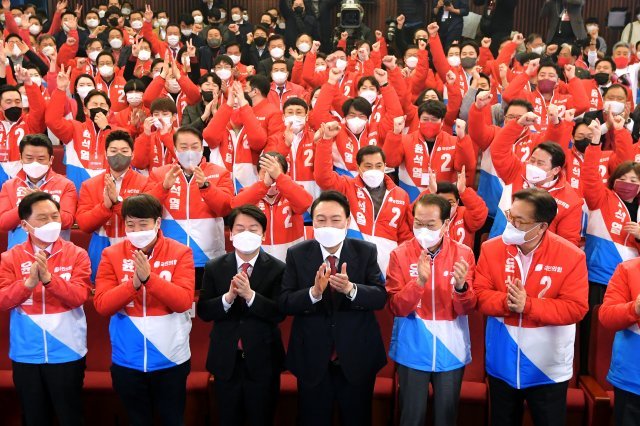 윤석열 대통령 당선인이 10일 서울 여의도 국회 도서관에 마련된 개표상황실을 찾아 당선 세리머니를 하고 있다. 2022.03.10 서울=뉴시스